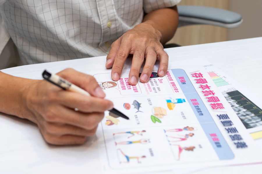 高齡長者與醫師溫暖互動場景