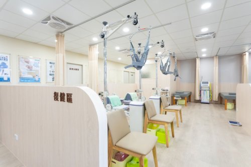 別讓骨裂玩躲貓貓！醫學中心級數位 X 光：給您 4K 超清的骨骼守護！