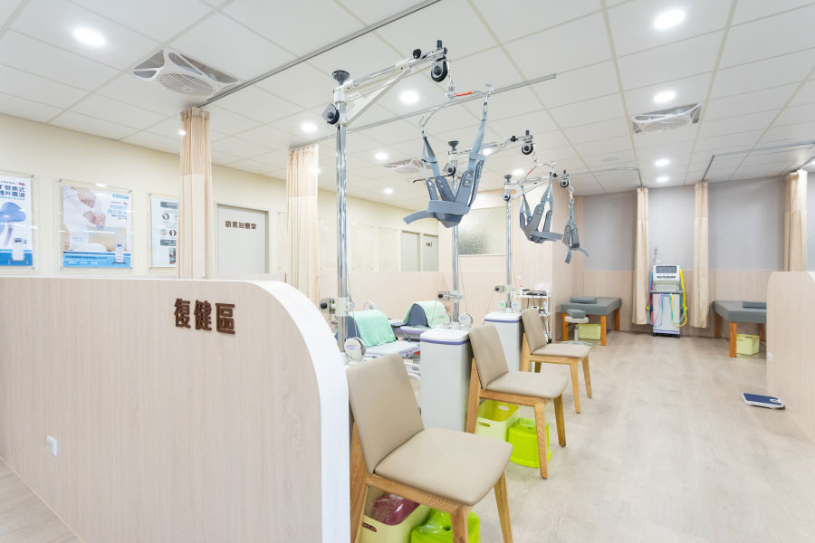 別讓骨裂玩躲貓貓！醫學中心級數位 X 光：給您 4K 超清的骨骼守護！